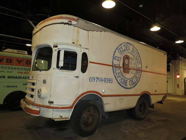 Este furgón Fageol ha sido carrozado sobre un chasis IH (International Harvester).